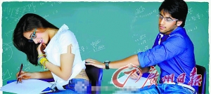 一名印度男學(xué)生正在偷看寫在一名女學(xué)生身體上的答案