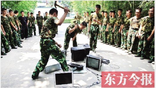 為了讓孩子表達戒除網(wǎng)癮的決心，學校組織孩子親手砸毀電腦