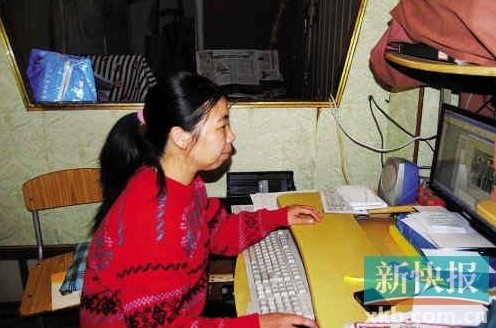 在狹小簡陋的住處，陳敏莉最專注的事情是通過網(wǎng)絡(luò)即時了解公益信息