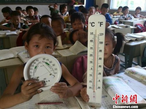 6月3日，下午四點(diǎn)，昆明市東川區(qū)因民鎮(zhèn)中心學(xué)校一年級(jí)教室溫度達(dá)到44℃