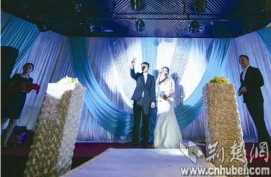 經(jīng)過執(zhí)著追求和3年戀愛，昨日，25歲的武漢小伙張巖終于娶回黑龍江姑娘張巖