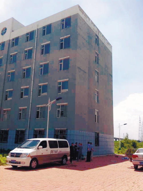 現(xiàn)場被警方封鎖，圈內(nèi)為死者遺體位置