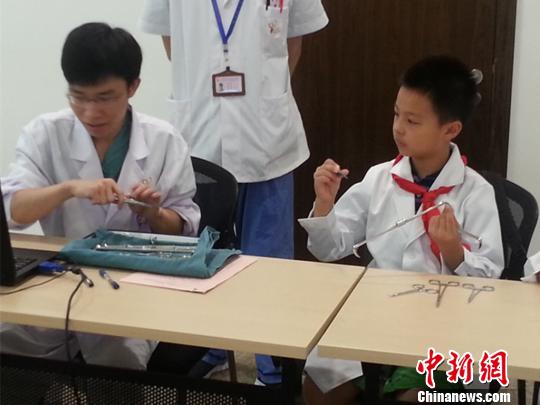 兒童暑期“職業(yè)體驗(yàn)” 醫(yī)生、警察職業(yè)受熱捧