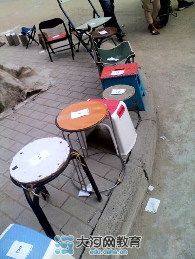 17號(hào)中午，鄭州市金水區(qū)實(shí)驗(yàn)小學(xué)就已經(jīng)開(kāi)始出現(xiàn)排隊(duì)等待報(bào)名的長(zhǎng)龍了！