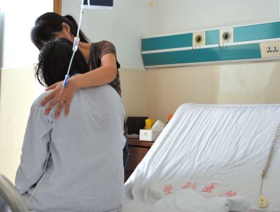 由于前天進(jìn)行了面部修復(fù)手術(shù)，俞燕身體不適，父母24小時(shí)陪在她的身邊