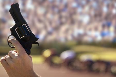 男生幫老師裝發(fā)令槍炸傷 告學(xué)校獲賠3萬(wàn)元