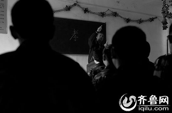 方光與其他癡迷網(wǎng)絡(luò)游戲的孩子一起，在重新認(rèn)識“孝”的含義