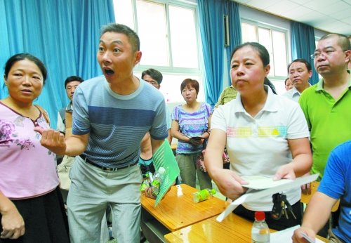 小升初“復(fù)議”現(xiàn)場(chǎng)，一些孩子被分得“遠(yuǎn)”的家長(zhǎng)討說(shuō)法
