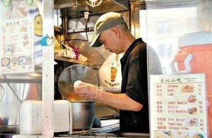 紐約哥大門口，顧客排長隊買他的肉夾饃