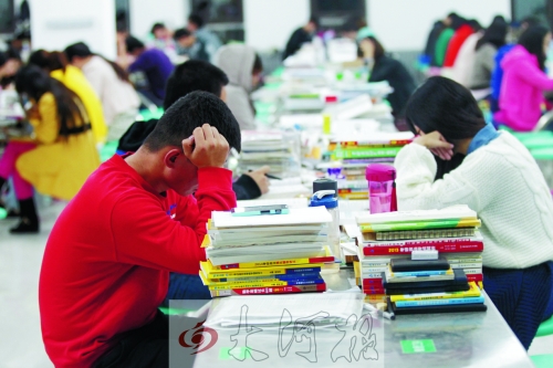 偌大的食堂里，很安靜