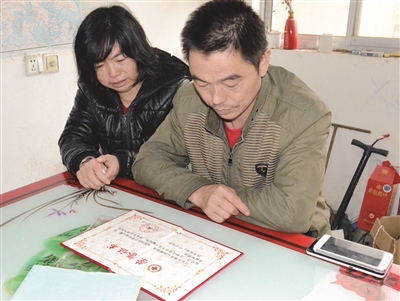 如今，劉圓父母想念女兒時(shí)只能看著榮譽(yù)證書(shū)發(fā)呆