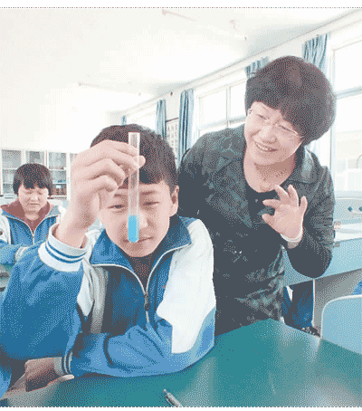 北京市密云區(qū)大城子中學(xué)，一位教師在指導(dǎo)學(xué)生做實(shí)驗(yàn)