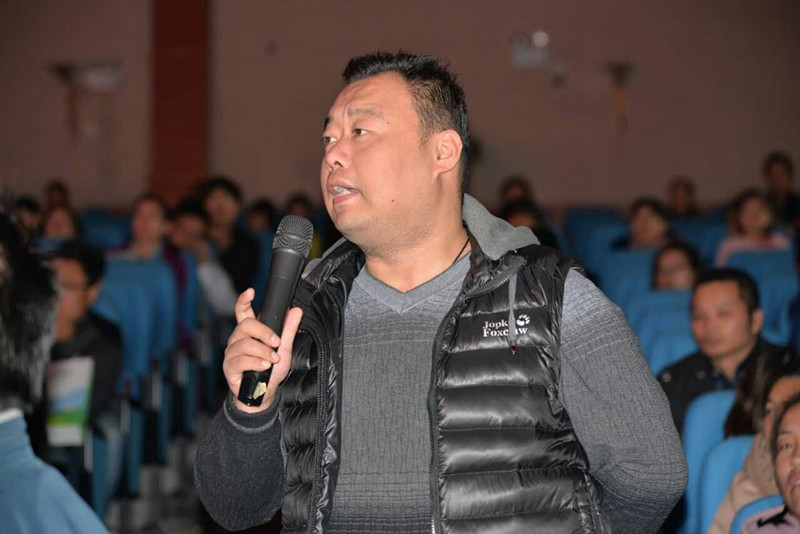 講座結(jié)束家長朋友踴躍提問，請專家答疑解惑