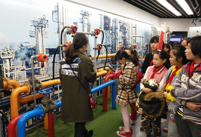 聽到了新知識(shí)，趕緊拿出本子記下來