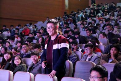 同學(xué)們踴躍的向?qū)焸兲釂?wèn)