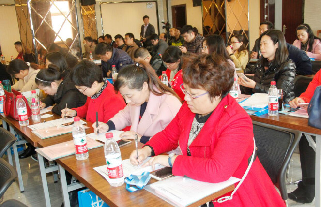 校長們認真學習