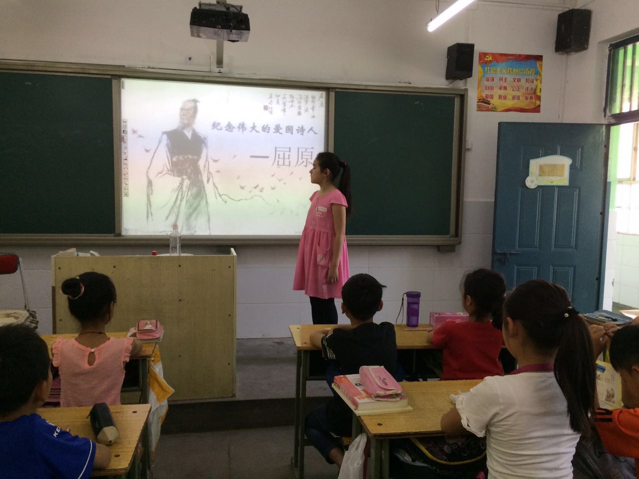 隊(duì)員們進(jìn)行“端午時節(jié)話屈原”講故事比賽