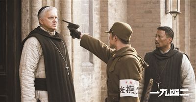 梅甘（左）、安西滿(mǎn)（右）與日本兵對(duì)峙的一幕。