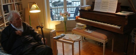 2011諾貝爾文學(xué)獎(jiǎng)得主：用深邃的灰色眼睛說話