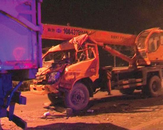 沒有駕照，還開了輛無牌吊車 能有啥結(jié)果？