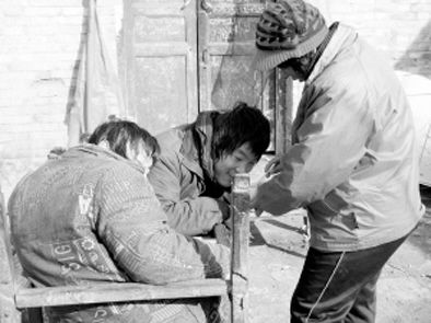 去年年初，武文英和雙胞胎腦癱兒子。圖片來源/《周口晚報》