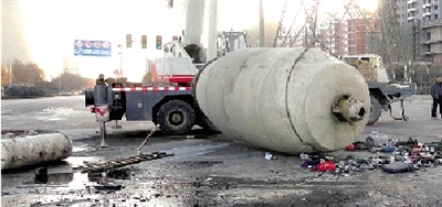 　　水泥罐車被撞得車、罐分離