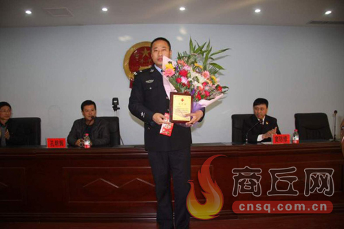 高兵雷是睢陽區(qū)檢察院一位檢察干警，在去鄭州捐獻造血干細胞時，他所在的單位為他組織了熱烈的歡送儀式