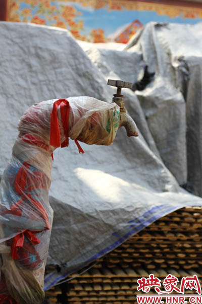 一名居民對(duì)記者說，“你擰擰水管看，俺不騙你，沒水吧？”