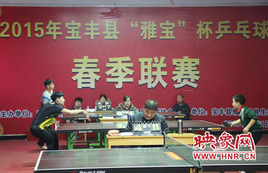 2月22日，河南省寶豐縣兩名乒乓球參賽選手在比賽中激烈角逐。