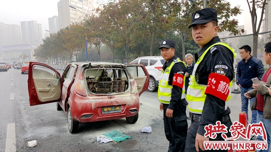 滅火的兩名輔警 滅火的兩名輔警