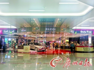 　迪拜機場的免稅店是不少人的血拼地。