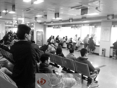 鄭州住房公積金管理中心辦事大廳，坐滿辦理業(yè)務(wù)的市民。