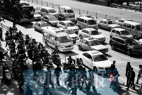 紫荊山路與商城路交叉口，見無車讓行，一輛救護車只好選擇右轉(zhuǎn)車道直行 記者 邱曉峰/攝