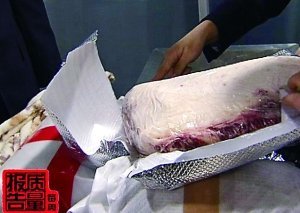 從旅客行李中查獲的走私牛肉。