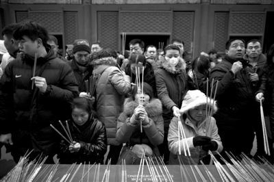 雍和宮，市民在燒香祈福