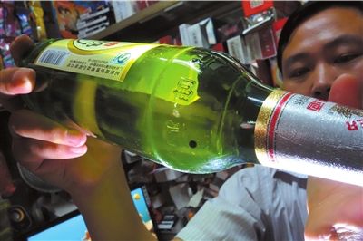 這瓶未開封的燕京啤酒內(nèi)有一顆黑色懸浮物。京華時(shí)報(bào)記者 徐曉帆 攝