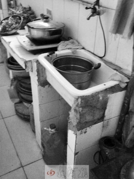 河南胎盤(pán)膠囊加工作坊亂象：臟臭廚房?jī)?nèi)加工(圖)