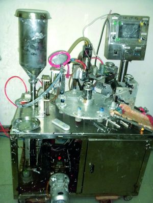 行動中查獲的假冒“高露潔”牙膏和制假機械。信息時報記者鄭啟文 攝