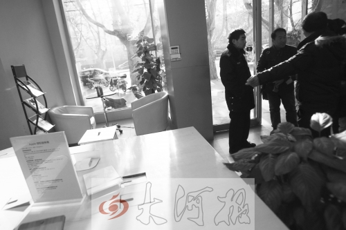 人民路上的這家商店,夜間疑被一男子隔著門(mén)縫用長(zhǎng)竿偷走一臺(tái)蘋(píng)果ipad air。