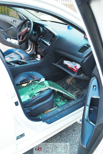 車玻璃被砸碎，車內(nèi)被翻動。
