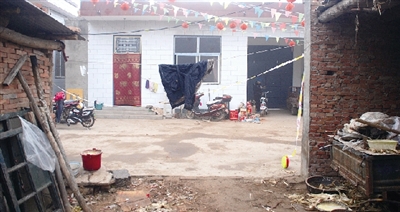 辦喜事扯的彩條還沒有褪色，這個(gè)農(nóng)家小院就發(fā)生了慘案。