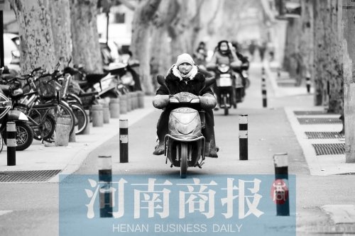 金水路防疫路附近，路樁間距很小，電動(dòng)車經(jīng)過時(shí)要很小心才能避開