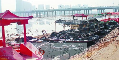 被燒毀的觀光船，殘破不堪。