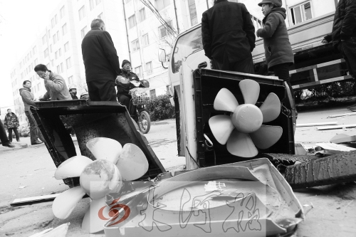 7樓一住戶(hù)家中天然氣爆炸，廚房里的排氣扇被炸得掉落地上。