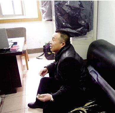 無證開套牌桑塔納轎車的段某，在華中食品城賣酒。