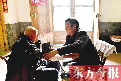 村醫(yī)行醫(yī)24年免費(fèi)為五保戶(hù)看病 摩托車(chē)騎壞2輛 村醫(yī)行醫(yī)24年免費(fèi)為五保戶(hù)看病 摩托車(chē)騎壞2輛