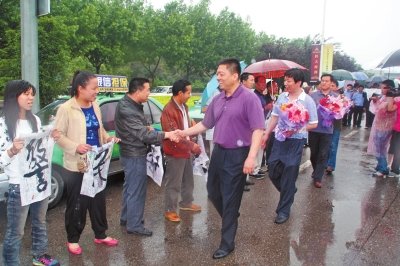 專案組押解嫌疑人回洛，的哥的姐自發(fā)前來迎接。