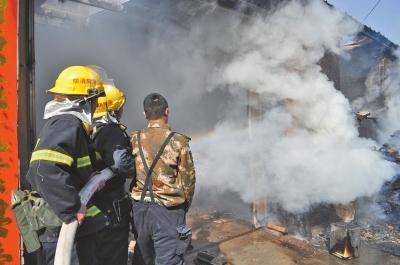 火勢兇猛，濃煙滾滾，消防官兵正在奮力救火。