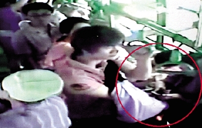 一名小偷拉開(kāi)了乘客李女士的包，并在包里摸了足足3分多鐘。最終，李女士被偷了2.4萬(wàn)多元錢(qián)?！?翻拍視