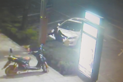 監(jiān)控視頻顯示，一名女子正在往路燈桿和路牌燈箱上噴涂。